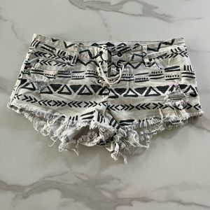 Billabong ✨ lite hearted distressed shorts